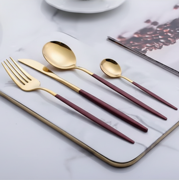 Bestick i lyxig design Vinrött & Guld