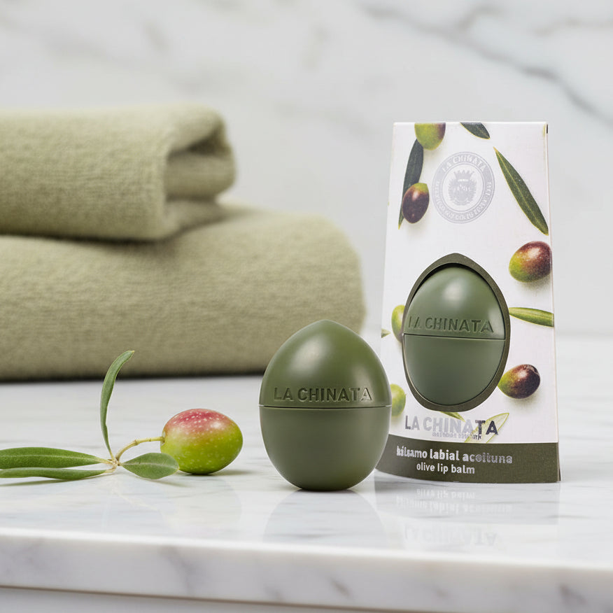 Läppbalsam i olivform från La Chinata – naturligt och återfuktande