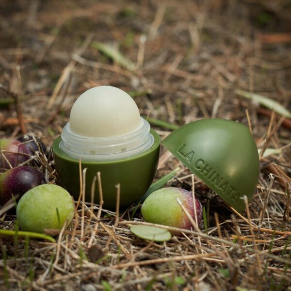 Läppbalsam i olivform från La Chinata – naturligt och återfuktande